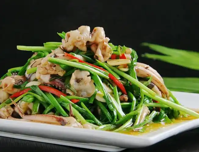 韭菜炒鱿鱼鲜到极致全家都爱吃