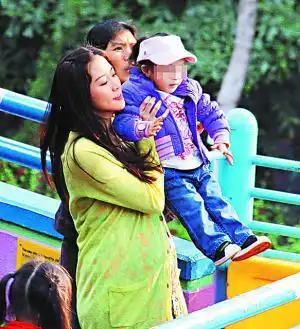 李兆基更希望徐子淇能为李家传宗接代,于是他便给孙女取名为"李晞彤"