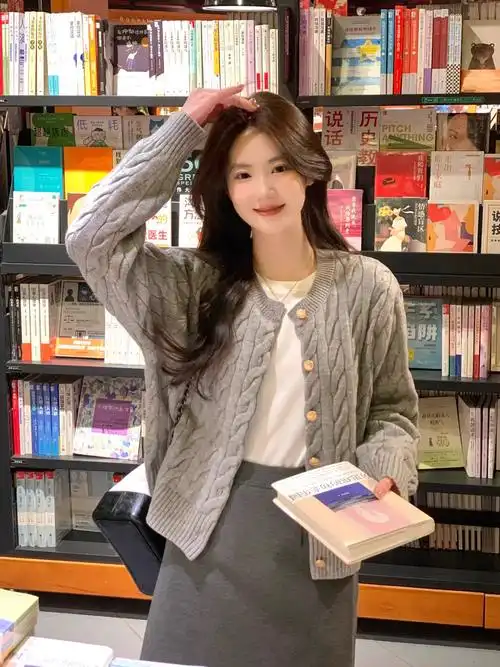 灰色短款圆领麻花毛衣女早春新款软糯慵懒风宽松学生针织开衫外… - 1