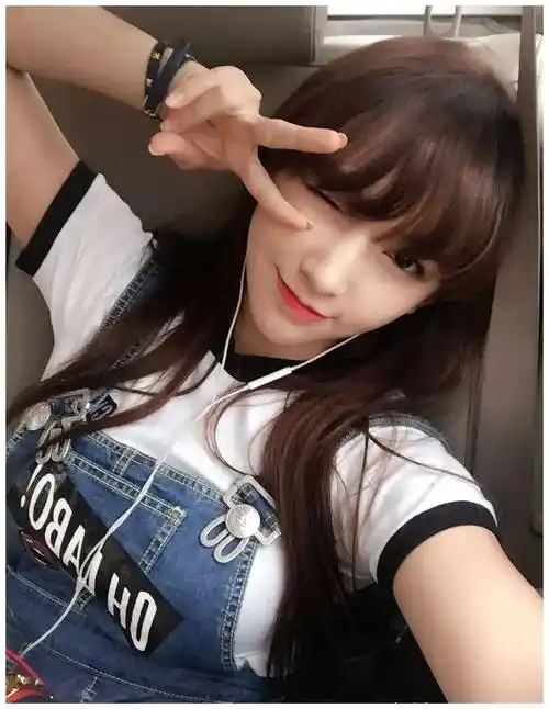 原创程潇梳清纯双马尾穿卡通t恤挺胸自拍胸前小飞象鼻子都撑歪了