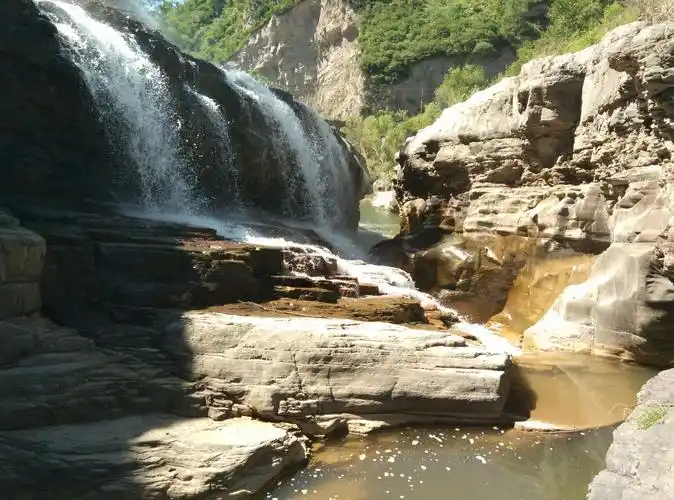 温河大峡谷瀑布