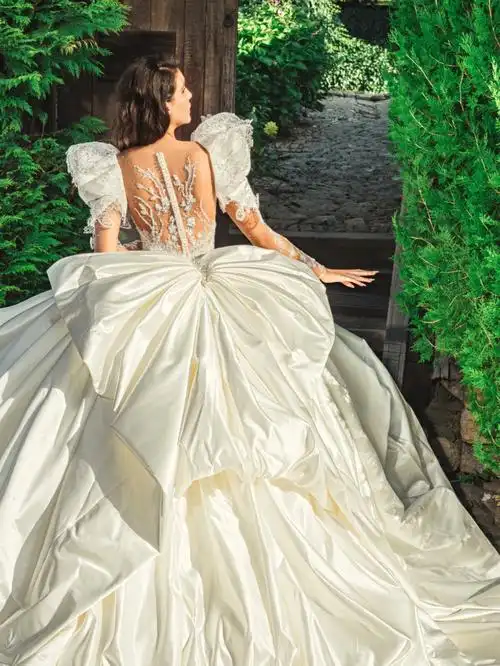 coronaborealis2023缎面婚纱首秀