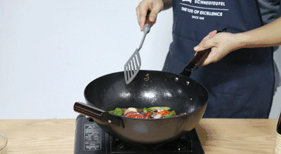 拿上手,感觉只比不粘锅重一点点,臂力好的人还可以 轻松颠锅.