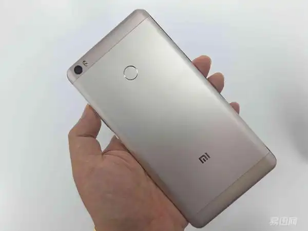 小米max大到只有一米八的大汉才拿得住