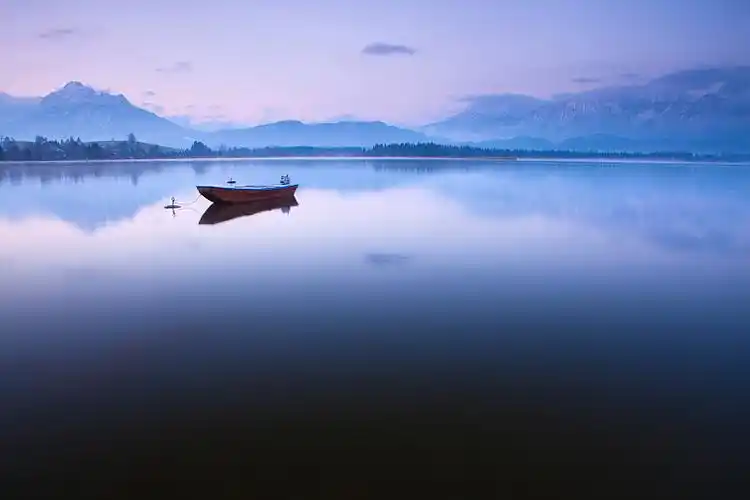 hopfensee湖上小船的宁静景色图片下载