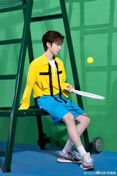 贺峻霖打网球随拍,贺峻霖黄色卫衣网球造型好帅气,贺峻霖的腿好白啊!