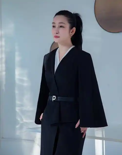 秦海璐太美了,一身黑色西装礼服太霸气,高马尾造型真有女王范儿_设计