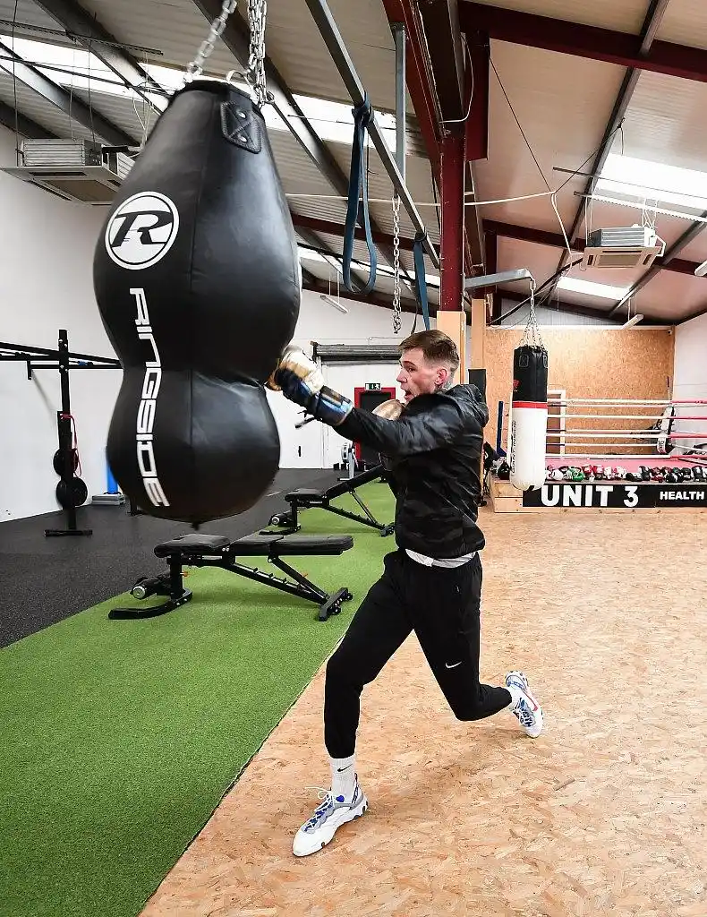 拳击选手训练 宅家期间不懈怠