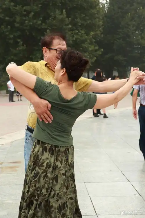 老人交谊舞.