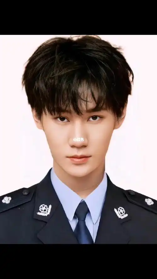 张真源证件照一个字帅