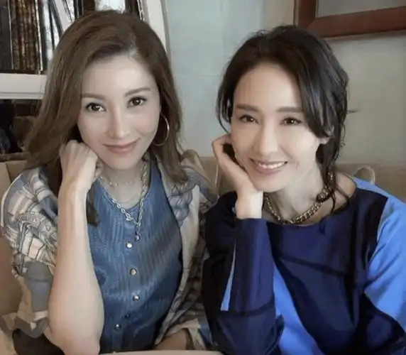 李嘉欣为黎姿庆祝53岁生日,打扮休闲难掩大气美艳,比寿星还抢镜