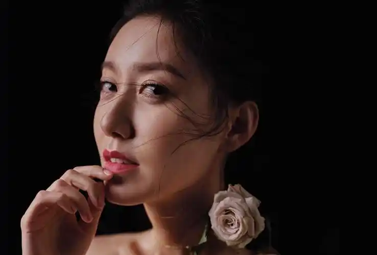 高露男人装性感撩人写真图片