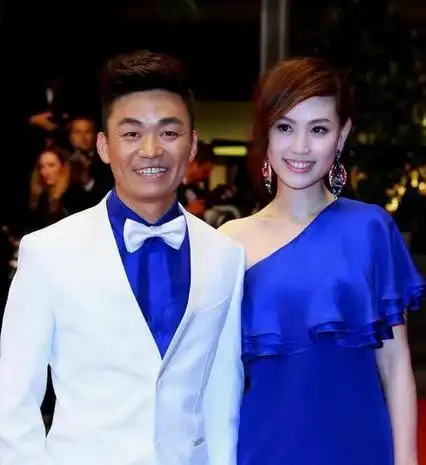 李小璐却被曝出与某位说唱歌手有染,这让她的形象一落千丈.