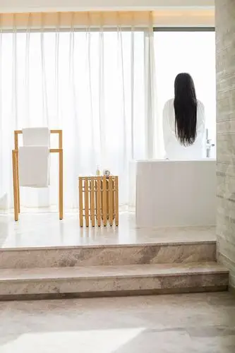 浴室里长发女子的背影