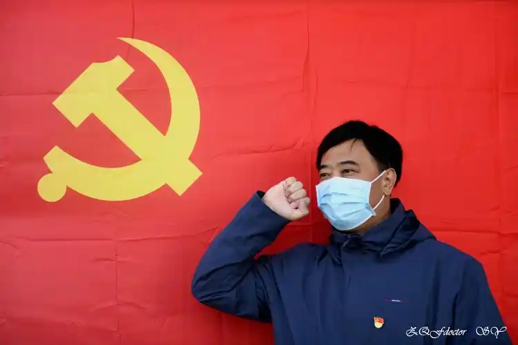 医心向党,共克时艰……党旗下的庄严宣誓