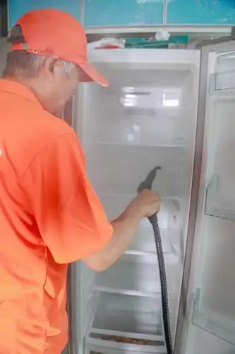 冰箱长期不清洗,严重危害健康,跟着小保师傅一起来给冰箱清洗!