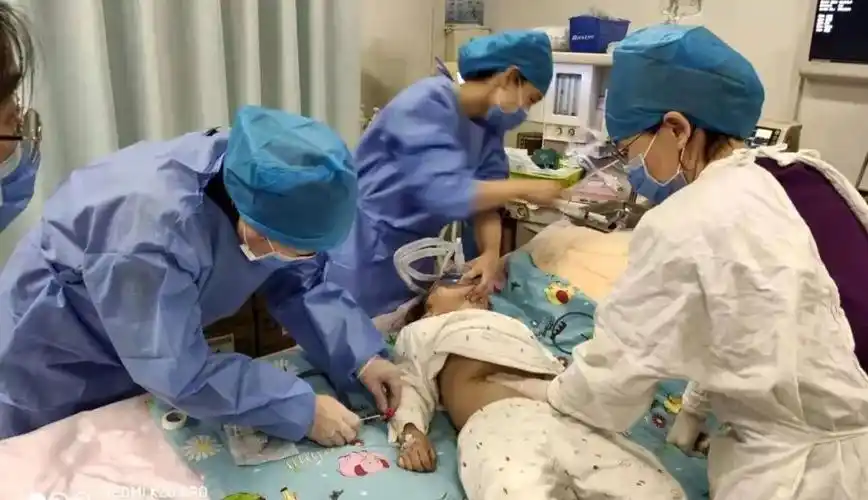 硬币卡喉长达四天跨年夜地坛医院首儿所联手抢救3岁女童