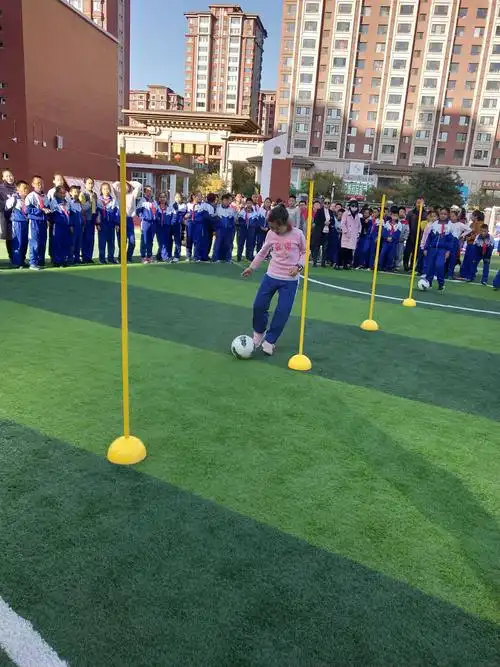 绕杆足球射门儿,不仅要会带球,还要命中率高.