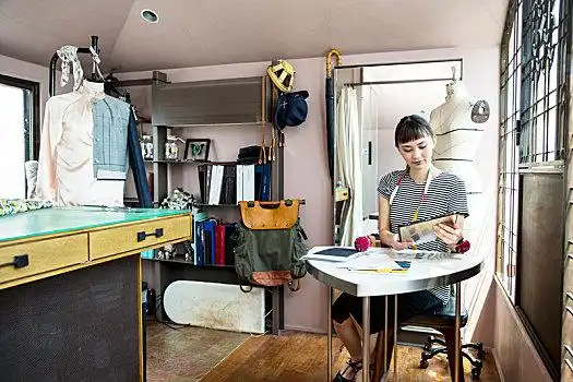 日本人,女性,时装设计师,坐,书桌,工作,工作室