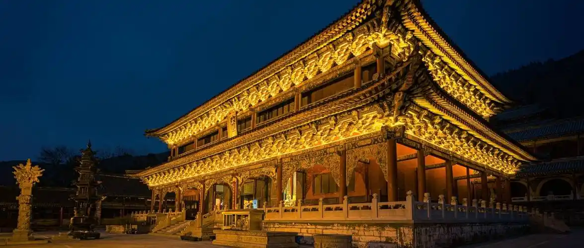 五台山供奉最大观音的寺院 金阁寺_塑像_菩萨_寺庙建筑