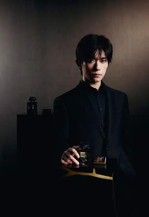 240118 易烊千玺黑衣演绎霸气与青春的完美碰撞,令网友尖叫!