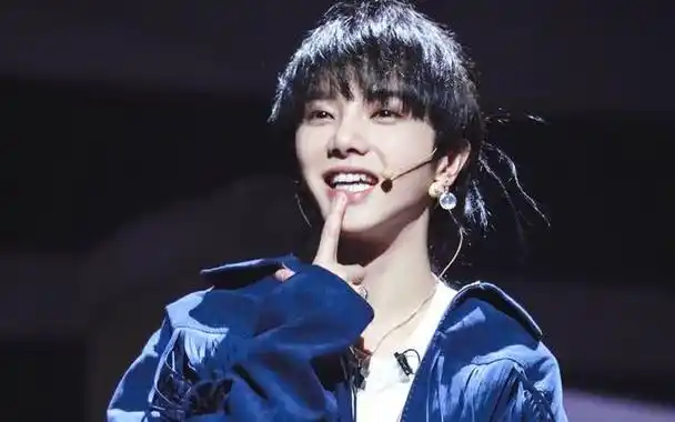 华晨宇出道多年来,尚未推出一首能突破圈层的作品,曾有许多人将他视为