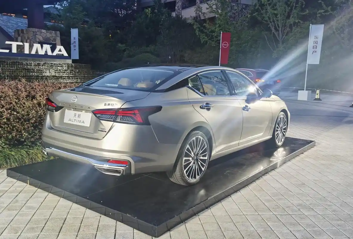 新款东风日产天籁正式亮相,采用全新风格前脸,造型夸张