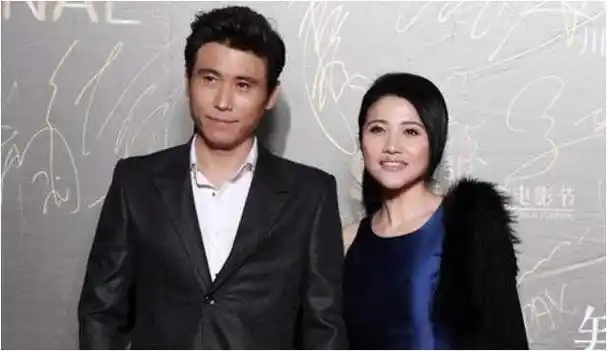 李乃文辟谣婚姻传闻强调与黄曼无关47岁婚姻真相仍成谜