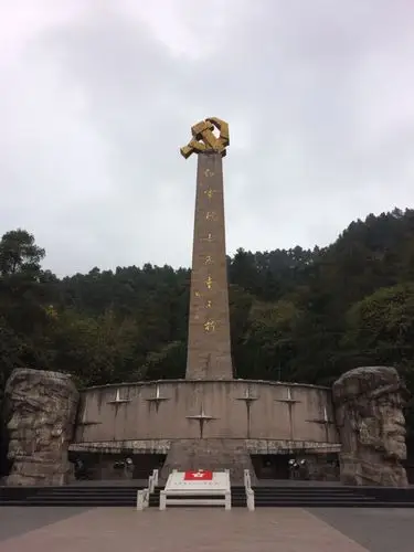 听当地居民介绍说,红军山原来和凤凰山同属于一个公园,后因红色根据