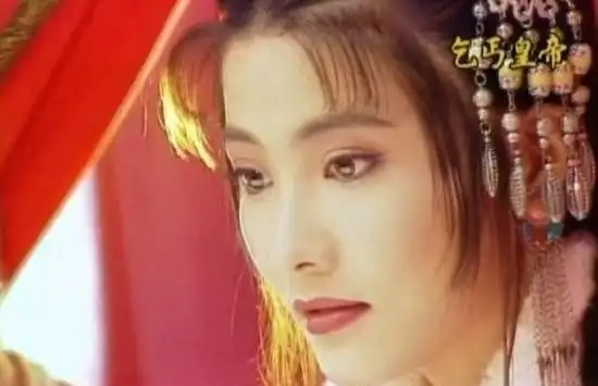 洪欣早期的影视作品《魔刀侠情》扮相很美,那时蔡少芬的脸也圆嘟嘟的