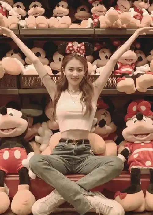 徐璐现身迪士尼白色短上衣配牛仔裤与各种玩偶合拍太可爱了
