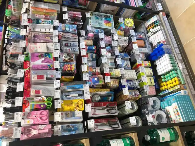 胖东来时代广场玩具文体陈列图