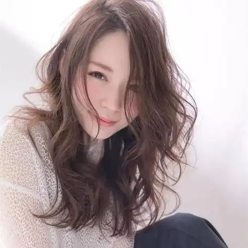 头型更饱满发型重点就是:刚刚好的空气感和蓬松度棉花糖卷这样的长