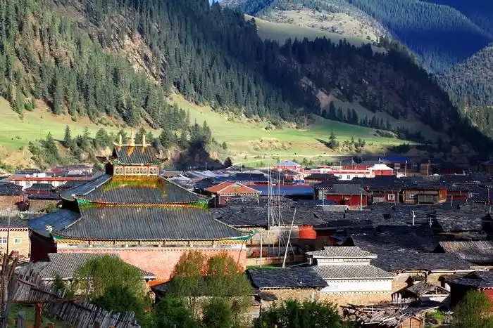 拉日马乡扎宗村          中国石板藏寨:位于新龙县拉日马乡扎宗村