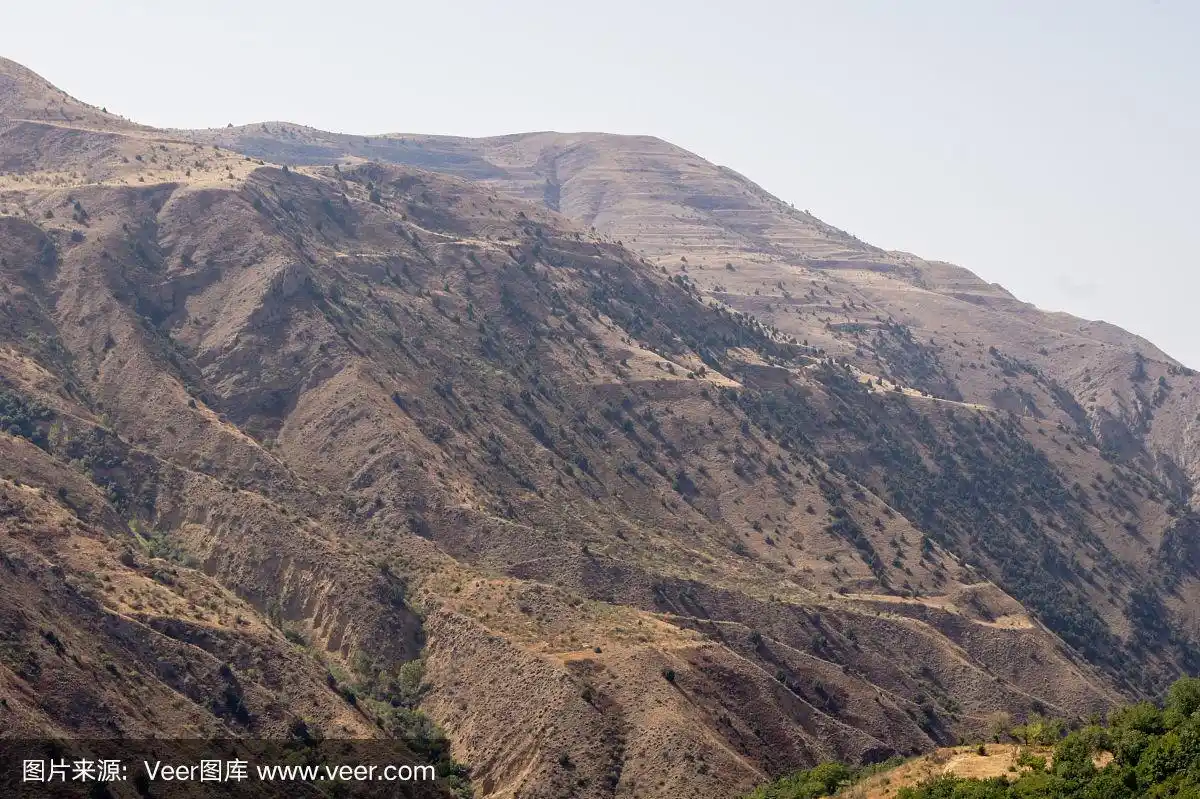 陡峭的山坡.