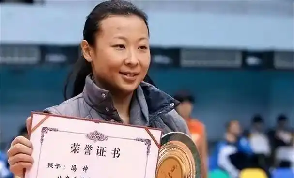 中国女排前队长冯坤现状嫁大12岁泰国主帅今45岁有一混血儿子