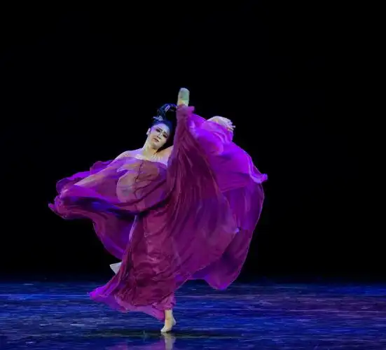 中国古典舞女子独舞《且看行云》