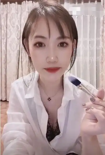 原创马蓉穿着性感大秀锁骨表示自己很努力人应该向前看