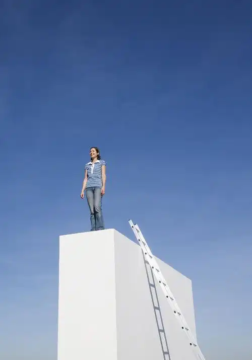 站在高处微笑的女人图片