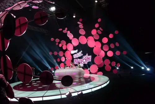 所谓的云海选就是网络海选,由超级女声特聘超级评委,通过线上直播面试