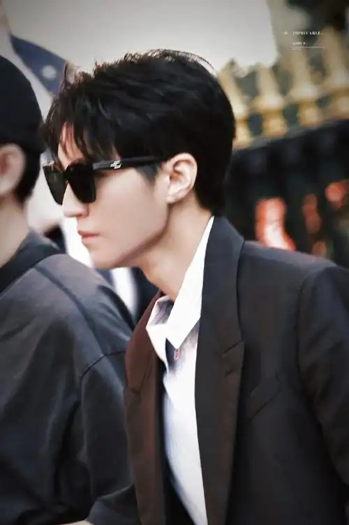 王俊凯巴黎时装周造型#王总好!西装,白衬衫,墨镜,太帅啦!