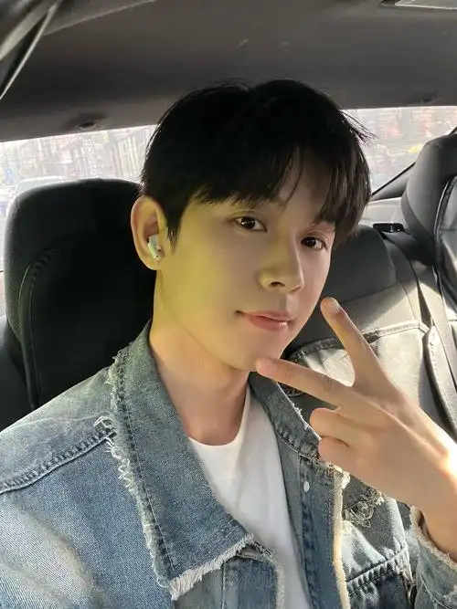 今天的阳光真好,自拍一下,上线