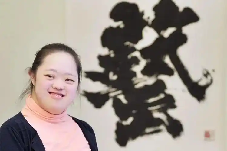 抄佛经的日本弱智女孩,竟然成为一位著名书法家?