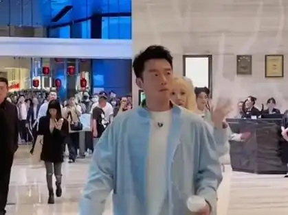 郑恺,宋雨琦他俩一前一后的走着,宋雨琦看到粉丝又是比心又是挥手的