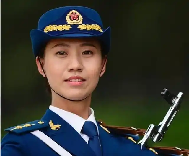 三军仪仗队女兵个个英姿飒爽,气质非凡