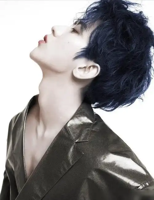 都说鹿晗精致像女孩,但是这喉结确实不攻自破的男人味啊,鹿晗的喉结有