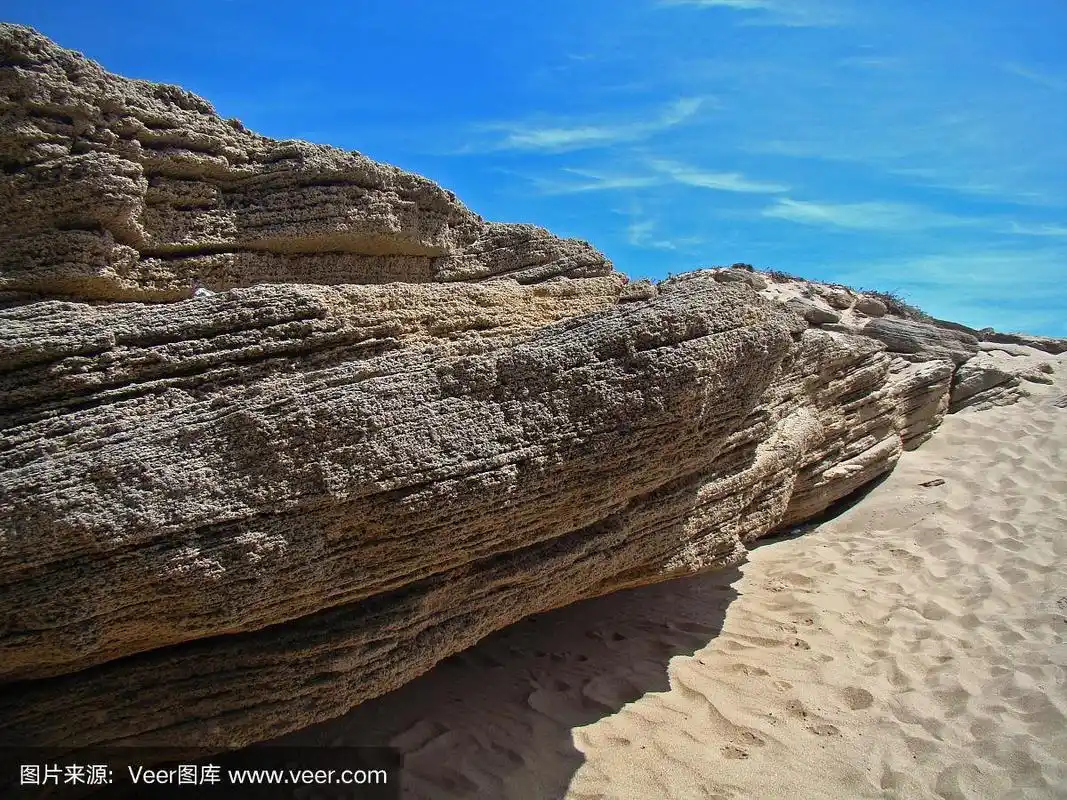 海滩上的侵蚀岩石