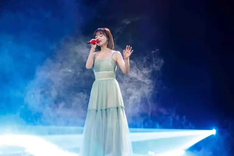 黄霄云星辰大海电视首秀以歌作礼为党庆生