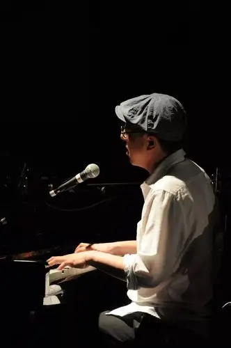 2018兰州草莓音乐节张玮玮吃碗牛肉面去给大家唱歌