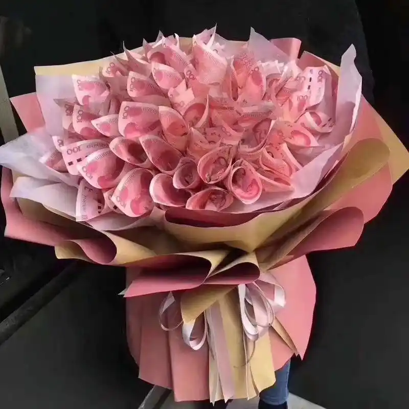 近日,湖南一对父子在花店购买9999元"人民币花束",隔天投诉至中国人民